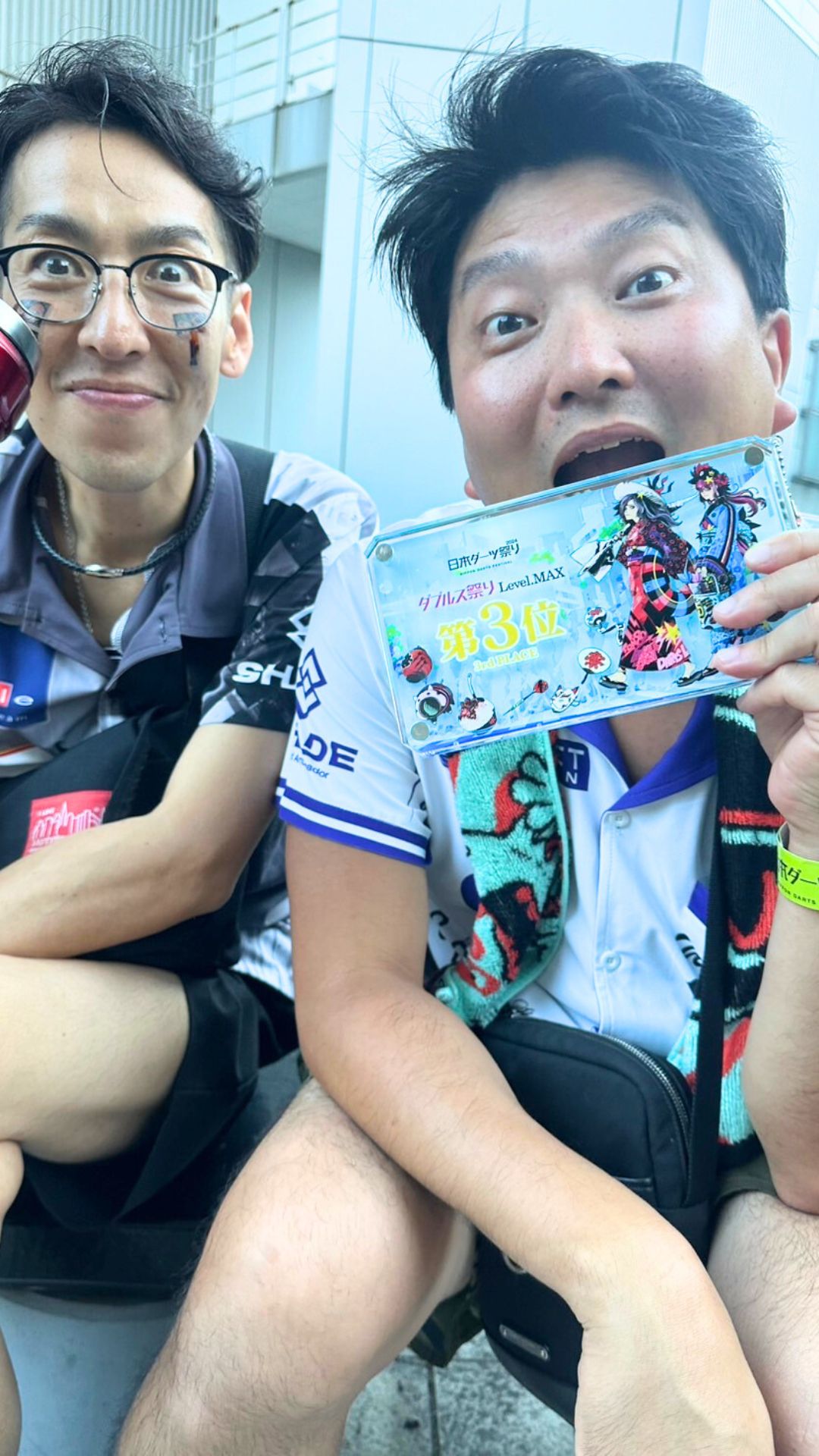 大会で3位入賞を果たした風間佑太。表彰プレートを手に満面の笑みで、隣の仲間と共に喜びを分かち合うスナップ写真。