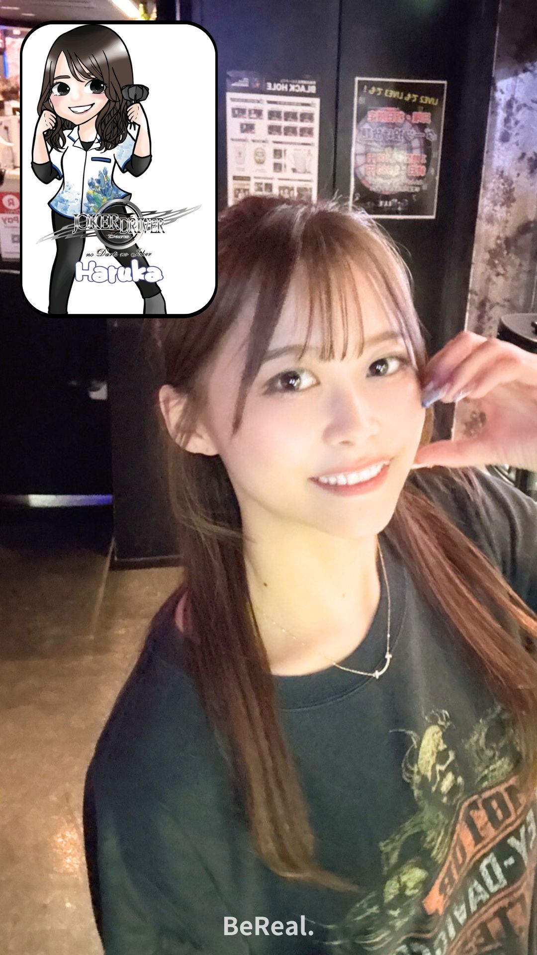 笑顔で写真撮影する女性ダーツプレイヤー・内堀遥香さん