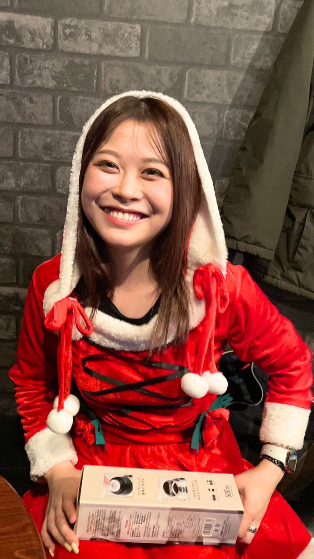 サンタコスチュームで満面の笑みを浮かべる女性プロダーツプレイヤー内堀遥香さん。イベントでの楽しげな様子