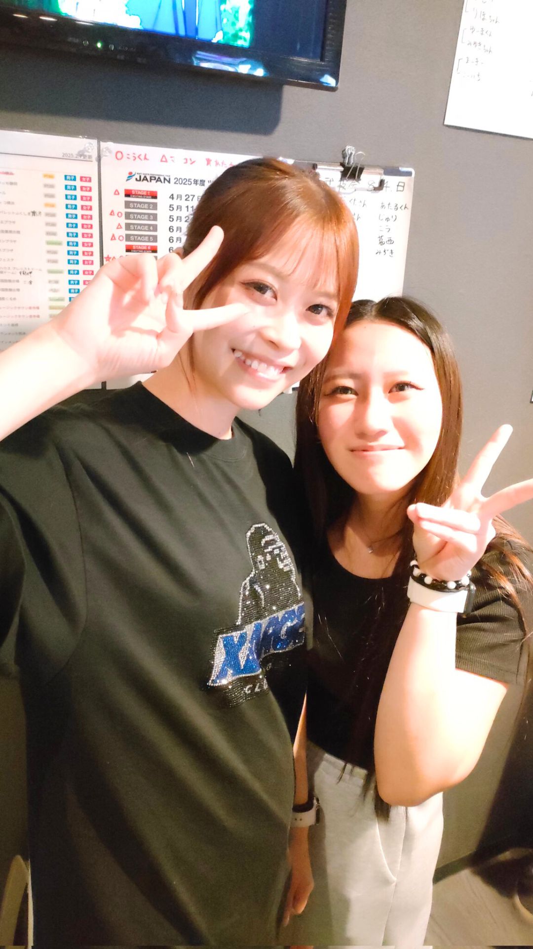 友人と並んで笑顔でピースサインをする、プロダーツプレイヤー内堀遥香さん