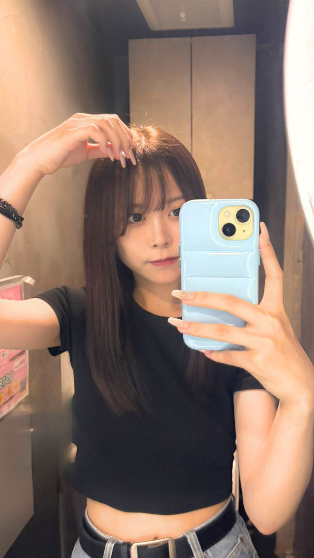 バー店内でユニフォーム姿の女性プロダーツプレイヤー内堀遥香さん