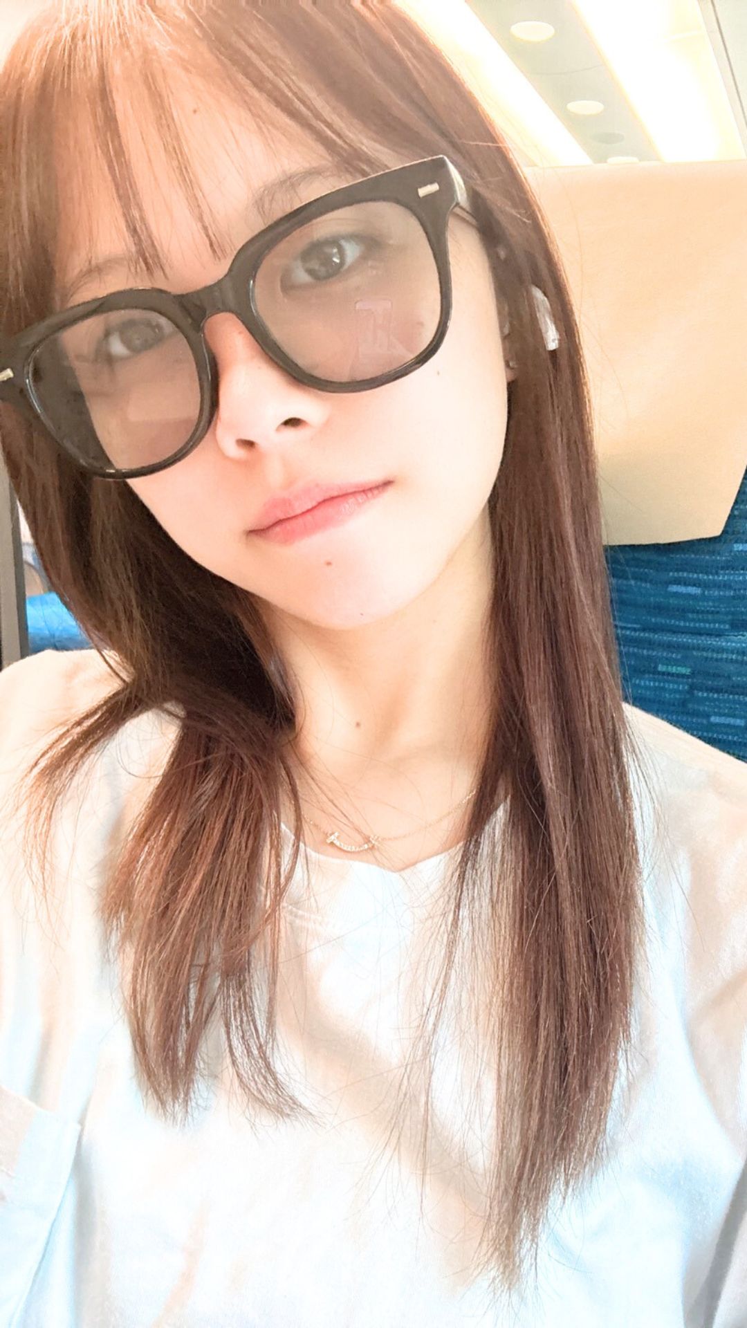 女性プロダーツプレイヤー内堀遥香さんのセルフィー。大きなメガネとナチュラルな雰囲気が魅力的な1枚