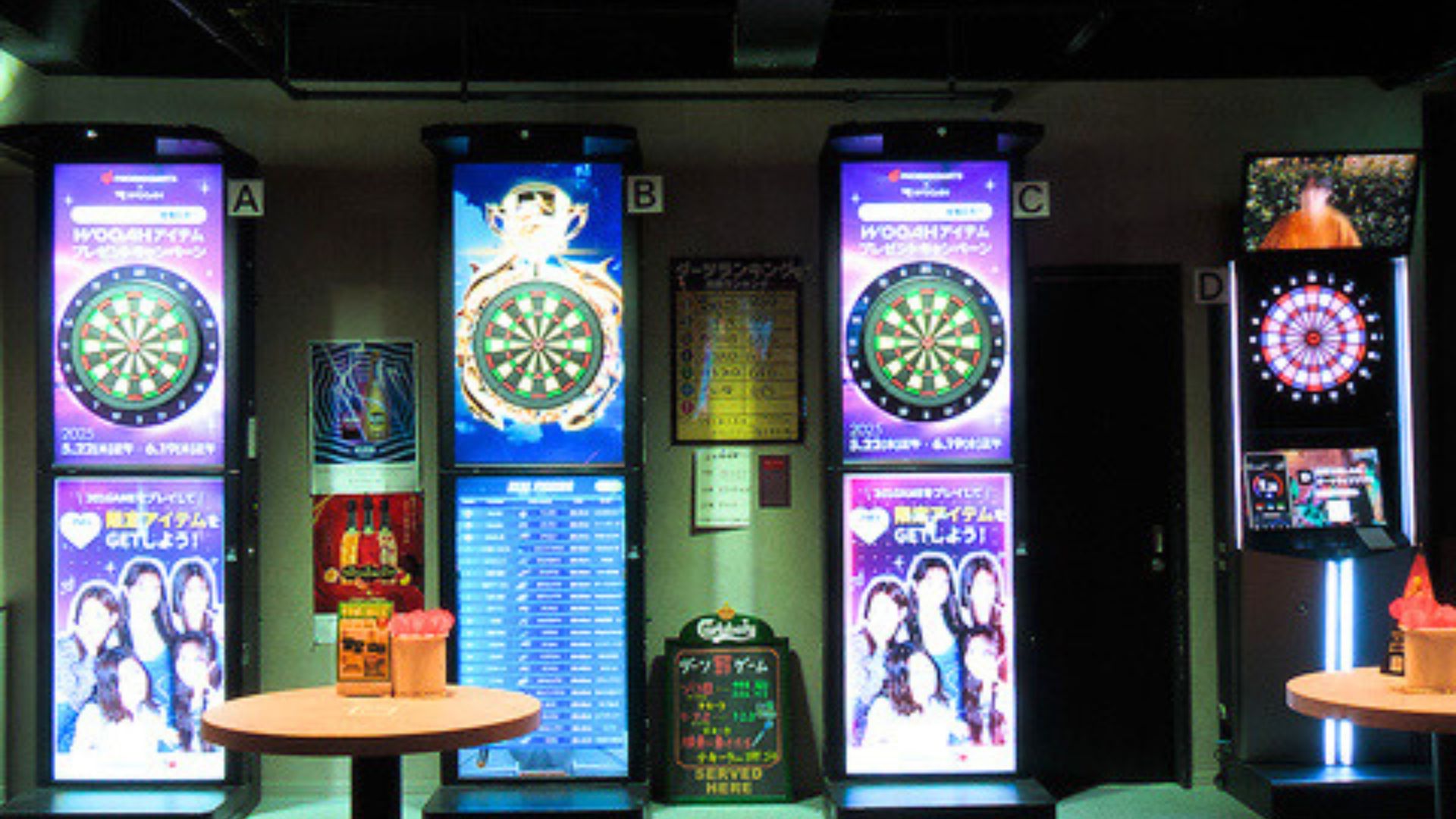 ダーツ&ビアポン BASE2 新宿歌舞伎町店の店内雰囲気がわかるコラージュ画像。バーカウンター、テーブル席、ダーツエリアを一枚にまとめている。