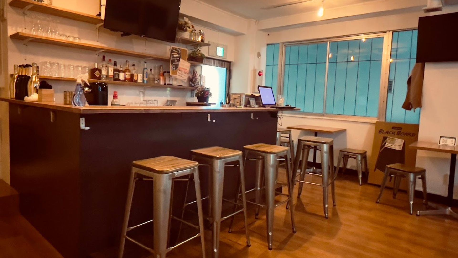 スタイリッシュなバーカウンターとハイスツール。落ち着いた照明が印象的