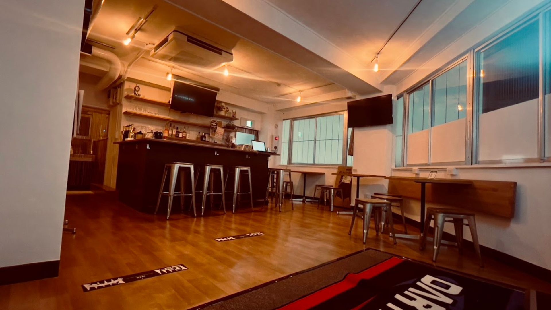 カウンターからダーツエリアまで見渡せる店内全景