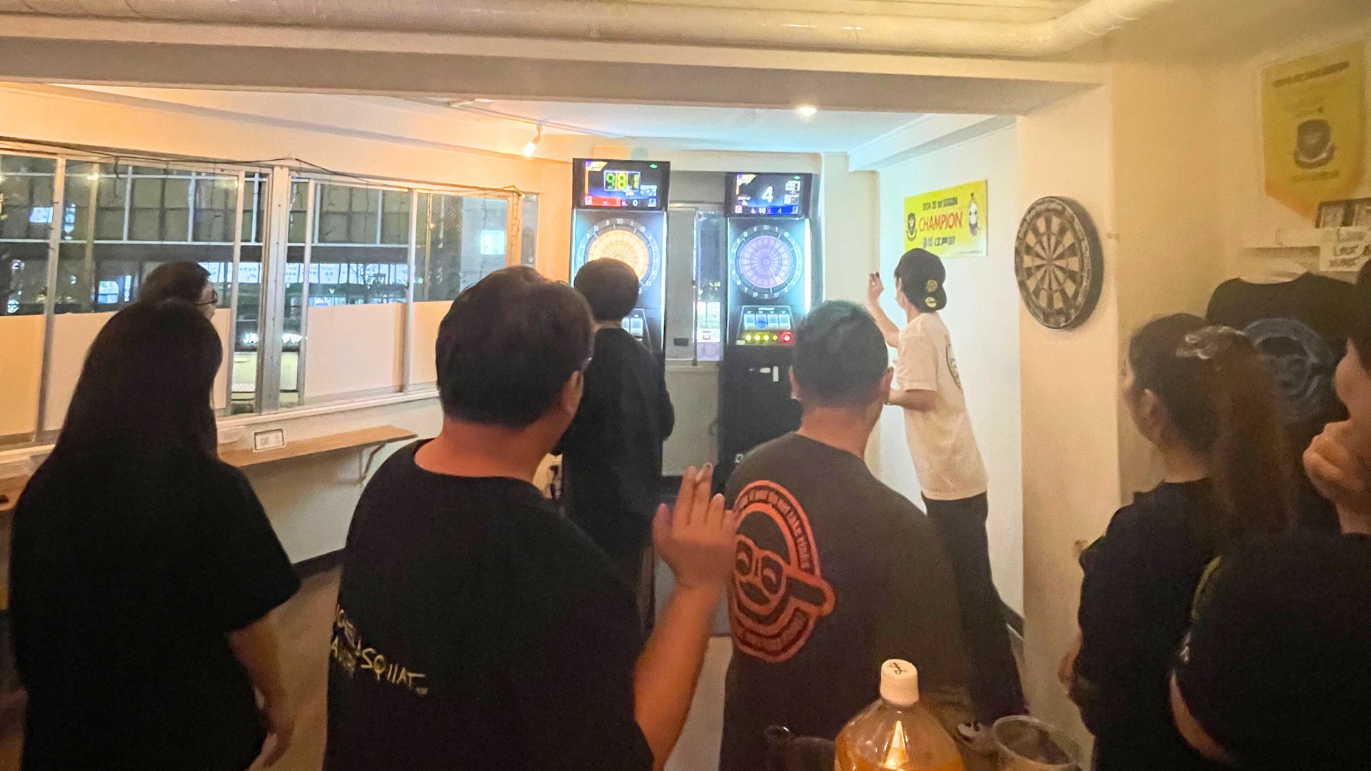 友人グループでダーツを楽しむ様子。西新宿Luuでの貸切やパーティーに最適。